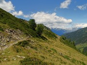 49 Sul sent. GVO112 scendiamo un tratto l'alta Val Grande di Tartano